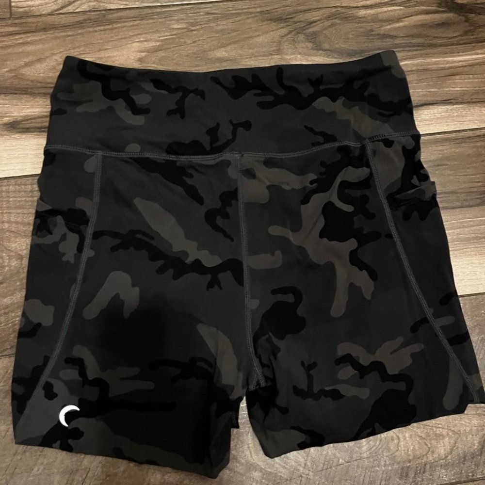 Zyia Green Camo Light n Tight Pocket Hustle Shorts 4"